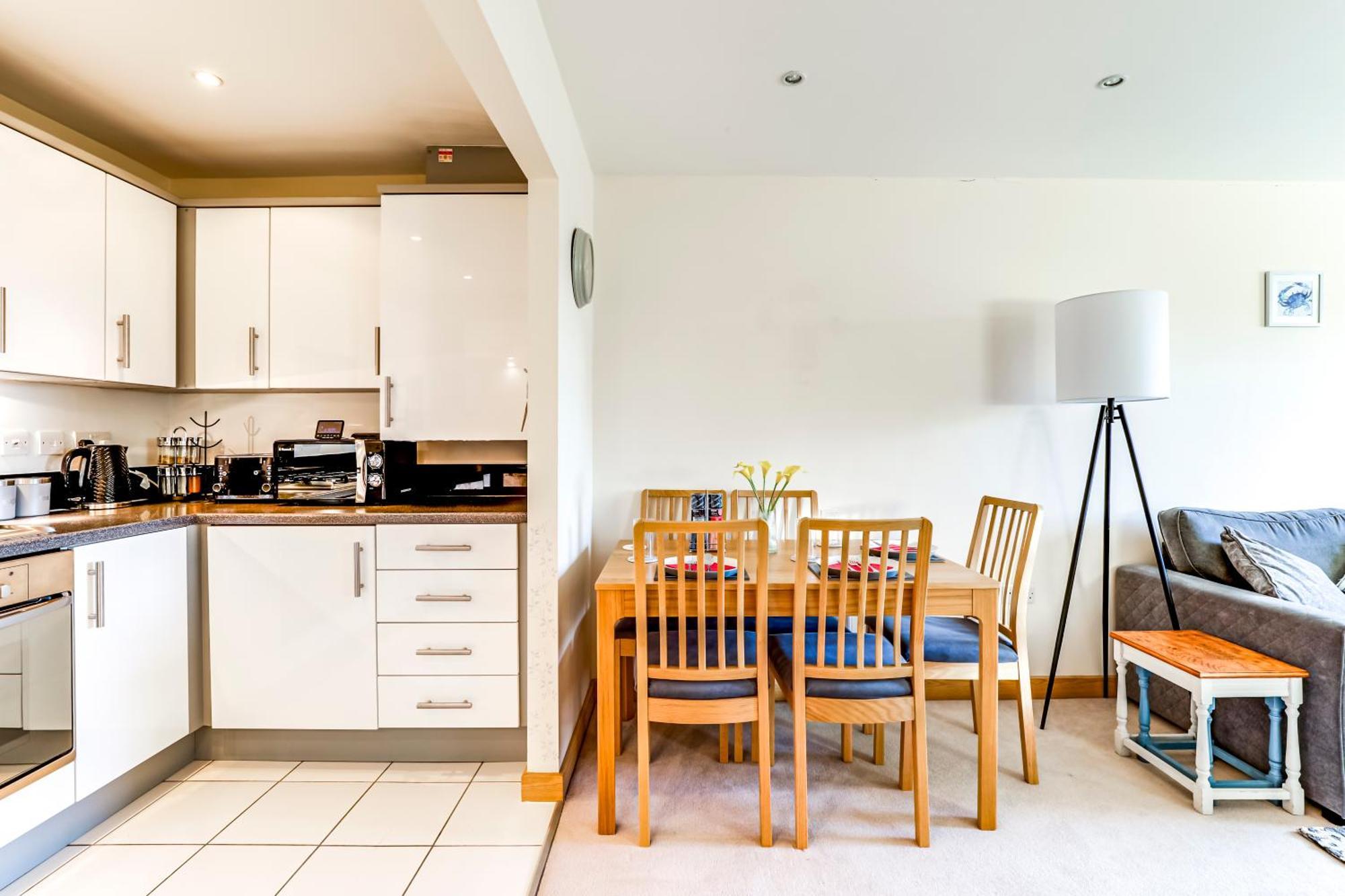 Entire 2 Bed Flat Contractors Families And Relocators Apartment Ware Exterior photo